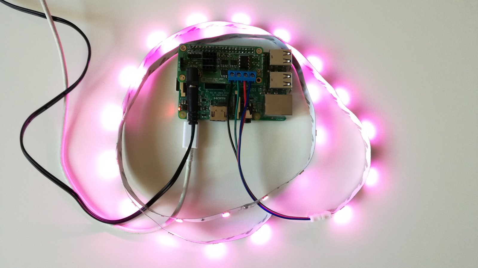 ANAVI Light pHAT on Raspberry Pi 3