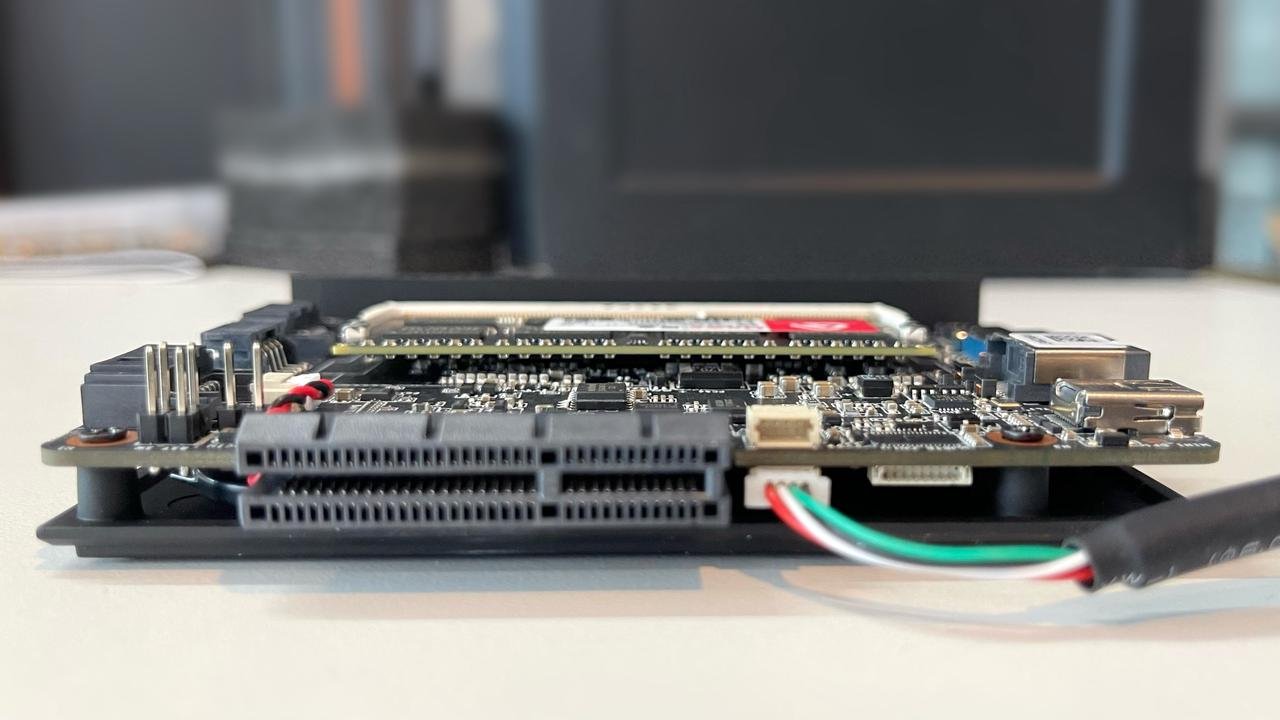 ZimaBlade internal USB 2.0 ports