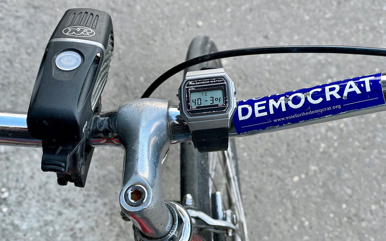 Sensor Watch on bike handlebars, displaying the current temperature (40.3 ° F)