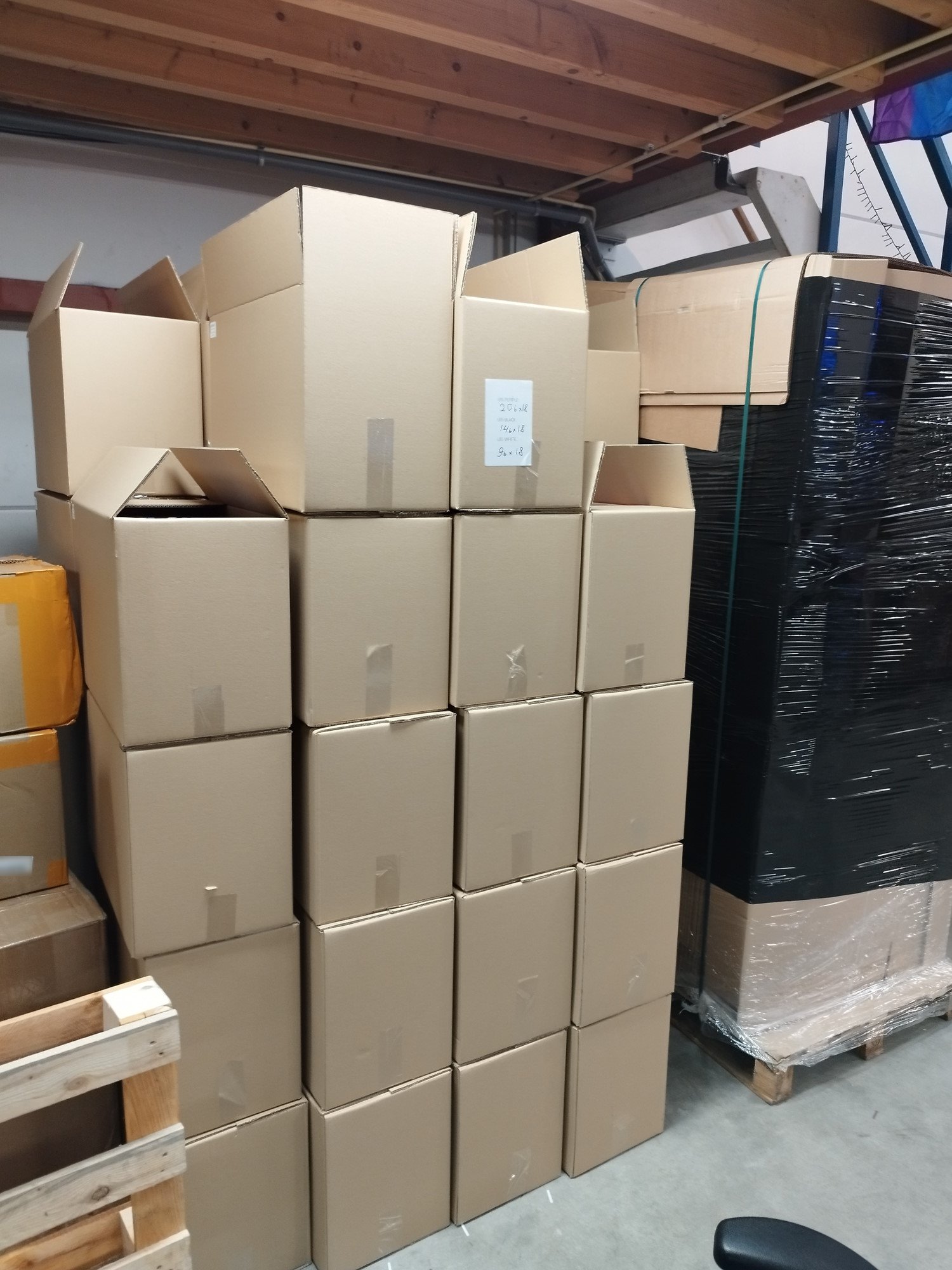 After packing a box of accessories, it goes into a shipping box temporarily. Here are the boxes of all Lower-Body Set accessories packed and stacked together, 18 sets in one box. We're running out of space...