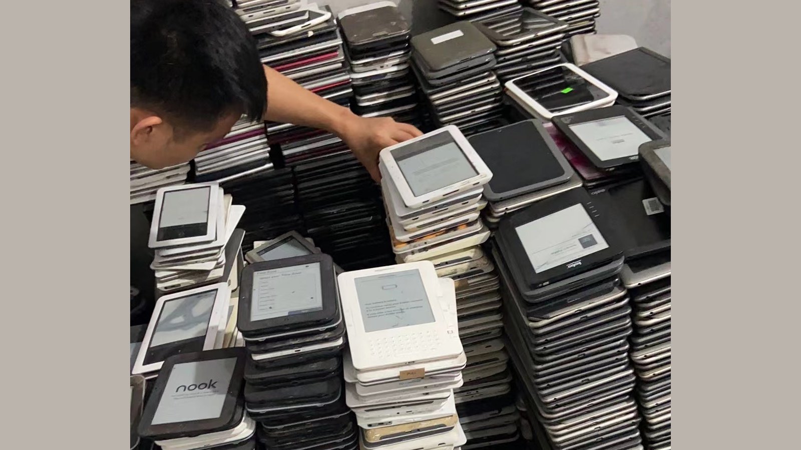 Ready-to-salvage Kindle e-book readers with displays 