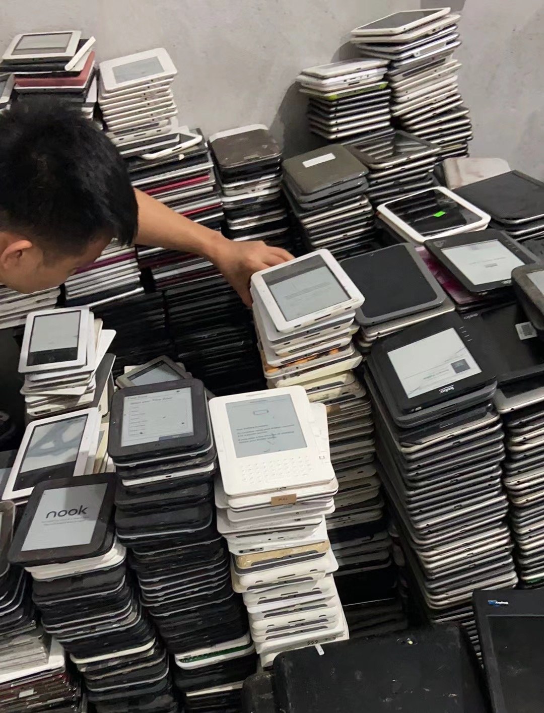 Ready-to-salvage Kindle e-book readers with displays 
